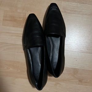 NWOT! Marc Fisher black leather pointed toe flats.